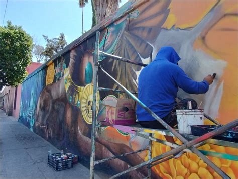 Aristas locales dan nueva vida a murales del Panteón San Nicolás en