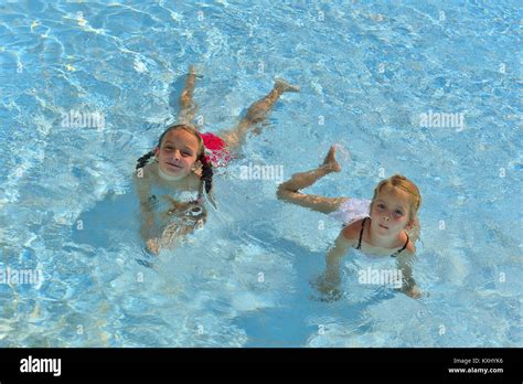 Schwimmbad Blaues Wasser Fotos Und Bildmaterial In Hoher Auflösung