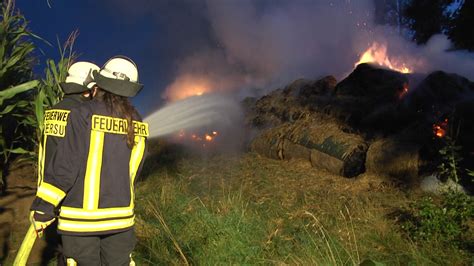 NonstopNews Unbekannter zündet 600 Strohballen an Feuer lodert