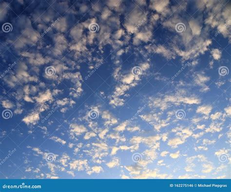 Hermosas Formaciones De Nubes Anaranjadas Sobre Un Cielo Azul Profundo