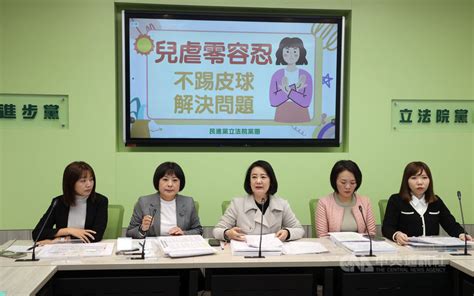 女社工涉虐童案遭上銬 綠委：違反比例原則勿獵巫 社會 中央社 Cna