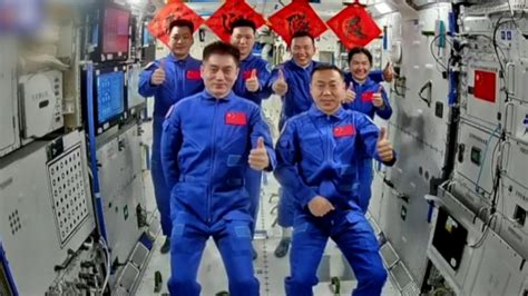 Shenzhou Taikonauts Take Photo With Shenzhou Crew Cgtn