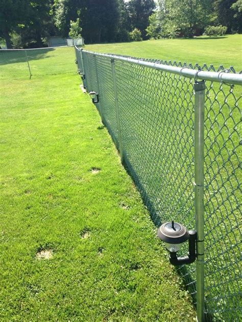 Landscape Lights With A Chain Link Fence Modern Design In 2020 Backyard Fences Landscape