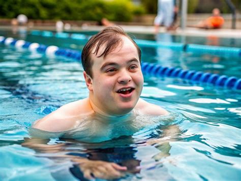 Una Persona Con S Ndrome De Down Aprende A Nadar En La Piscina Local