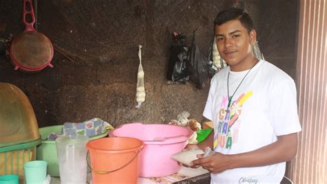 Jovem Poeta De Vende Refrigerantes Para Arrecadar Dinheiro Para