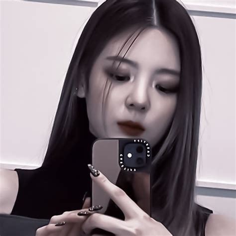 Lia Itzy Icon Kpop Lia Itzy Nose Ring Selfie Kpop Scenes Selfies