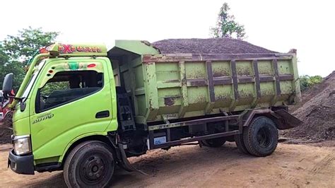 Mobil Dump Truk Hino Dutro Bongkar Muatan Pasir Super Full Bak YouTube