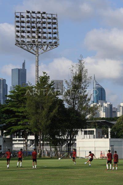 Latihan Tim Vietnam Jelang Lawan Timnas Indonesia ANTARA Foto