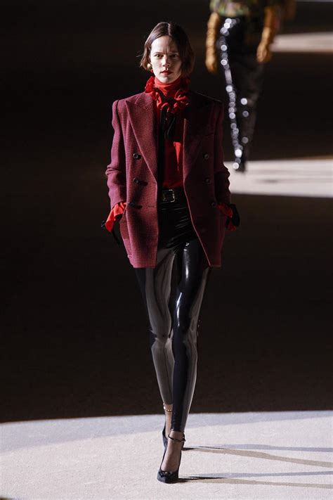 Saint Laurent Se Retire De La Fashion Week De Paris En 2020 Afin De Suivre Son Propre Rythme