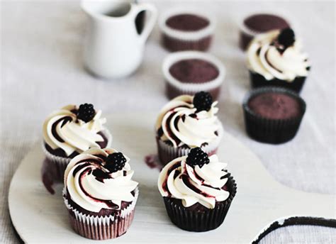 Easy Cupcake Decorating Ideas A Bakers Hack Huffpost