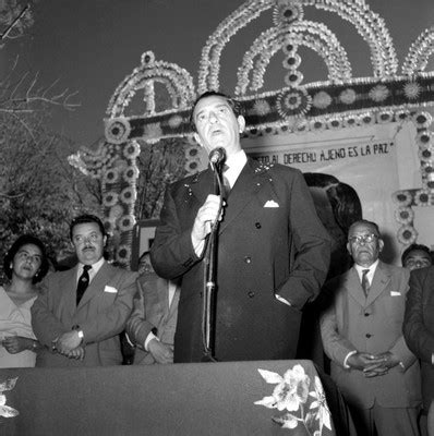 Adolfo L Pez Mateos Pronunciando Un Discurso Durante Su Campa A