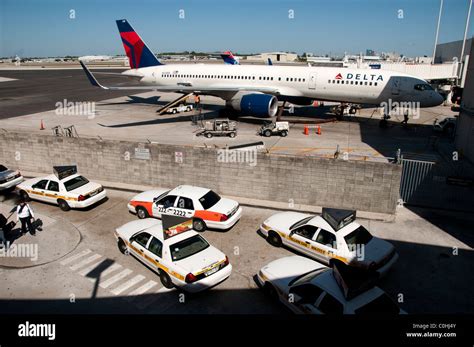 Airliners At Fort Lauderdale Fl Airport Stock Photo Alamy