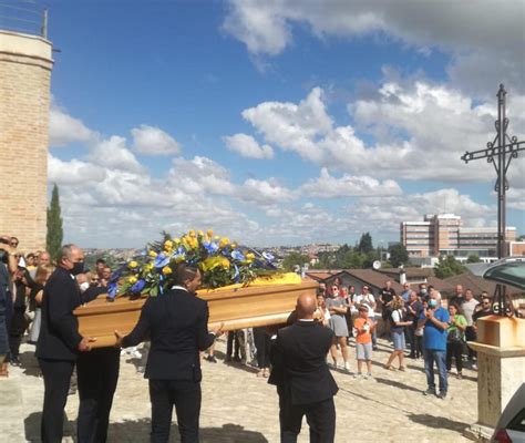 Chiesa Gremita Addio Alessio Stella Nel Firmamento Giallobl