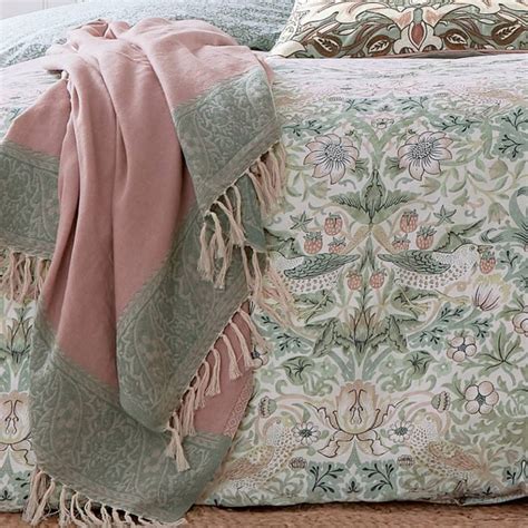 Morris Strawberry Thief Severne Throw 130x170cm Cochineal Pink Glasswells