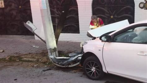 Choca Contra Poste Y Huye En Ave Paseo De Los Leones En Monterrey N