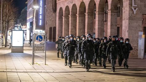 Stuttgart Hunderte verstoßen gegen Corona Regeln DER SPIEGEL