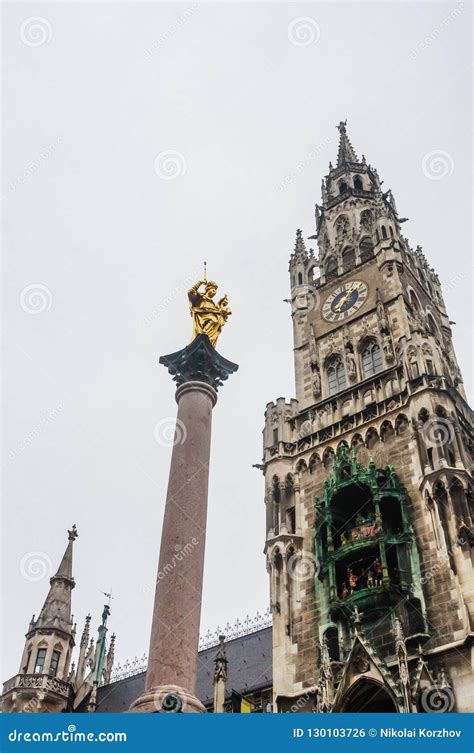 La Estatua De Oro De Mary Mariensaule Una Columna Mariana Foto De