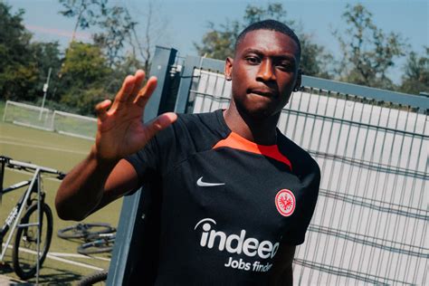 Psg Acerta Contratação Do Atacante Kolo Muani Do Frankfurt