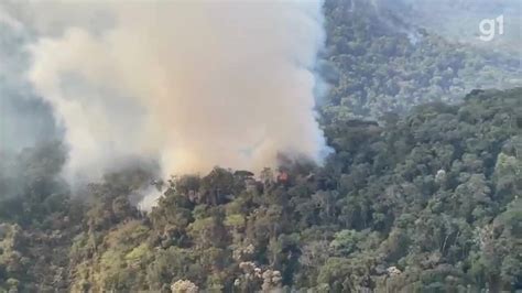 Imagens aéreas mostram focos de incêndio em área de mata na Serra da