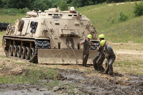 RTS-Maintenance students train in Tracked Vehicle Recovery Course at ...