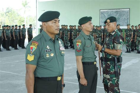 Danyonif Mekanis Raider Divif Kostrad Pimpin Upacara Kenaikan