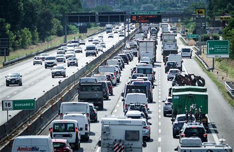 L Esodo Di Ferragosto Tra Afa E Bollino Nero Le Code In Autostrada E I