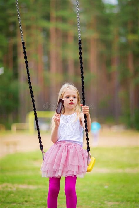 Peu Enfant De Fille Dans L Hamac Pr S Du Lac Photo Stock Image Du