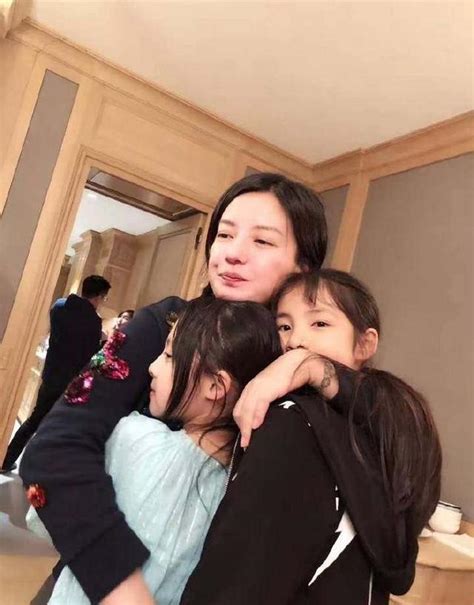 趙薇8歲女兒近照曝光，長成翻版小燕子，有一個地方卻像足了爸爸 每日頭條