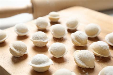 Tablero Con Las Bolas De Masa Hervida Crudas En La Tabla Imagen De