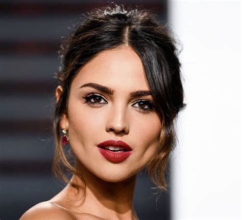 Eiza González enciende las redes en diminuto bikini