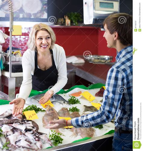 Equipe Comprar Refrigerado Em Peixes Do Gelo No Supermercado Imagem De