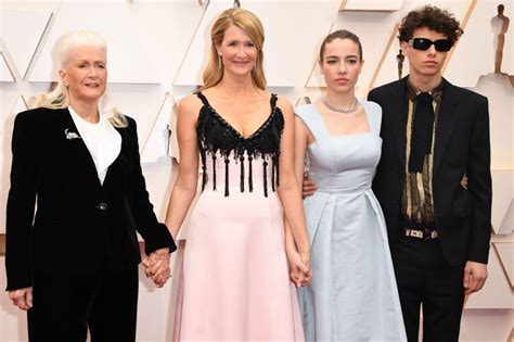 Oscars 2020 Laura Dern Brings Her Mom Diane Ladd As Her Date