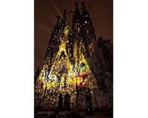 La Basílica de la Sagrada Familia felicita la Navidad en Barcelona con