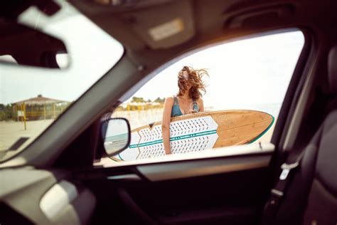 Mulher Na Praia Surfar F Rias De Ver O Imagem De Stock Imagem De