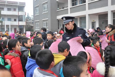 云南开远铁路民警大力宣传《铁路安全管理条例》 中国在线