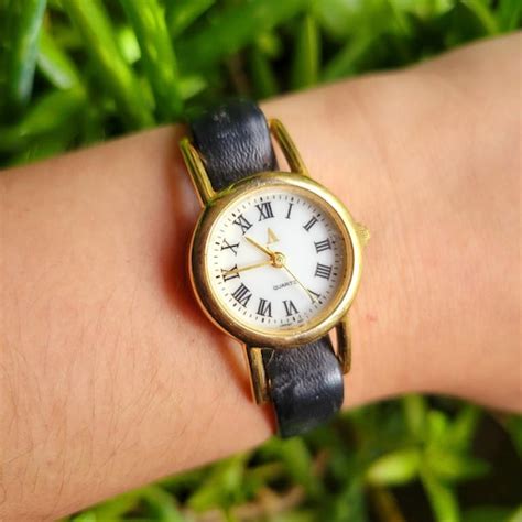 Vintage Avon Leather Roman Numerals Quartz Analog Wat Gem