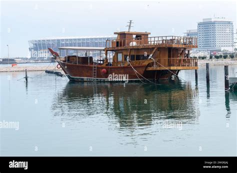 Barcos Dhow Tradicionales Frente Al Museo Nacional De Qatar Doha