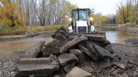 Por la bajante del río comenzó un importante operativo de limpieza de