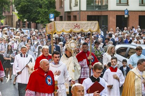 Odpust W Bazylice Bożego Ciała W Krakowie Procesja Przeszła Ulicami