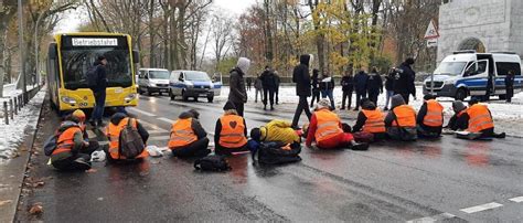 Klimaaktivisten Kleben Wieder In Berlin Letzte Generation Blockiert