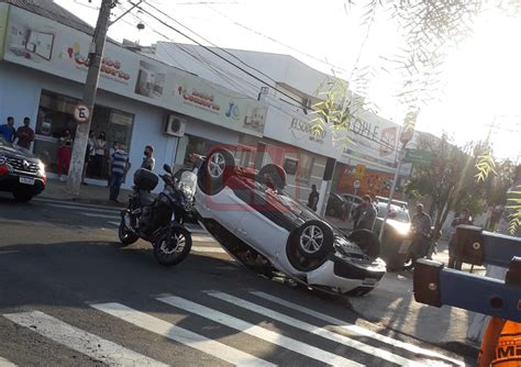 Motorista N O Respeita Sinal De Pare E Provoca Acidente No Centro De