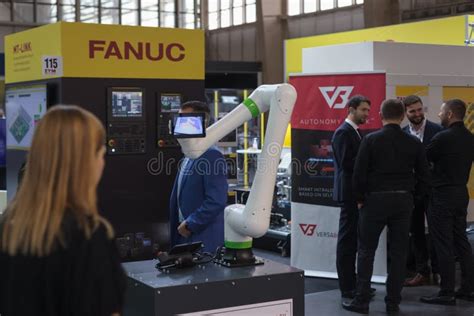 Robot Brazo De Cierre Exposici N De Alta Tecnolog A En Polonia Foto