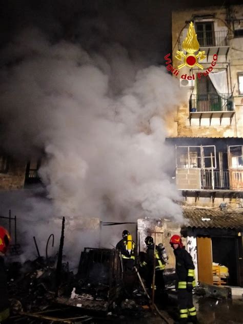 Palermo Spento L Incendio In Via Monfenera Edificio Distrutto