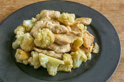 鶏むね肉とカリフラワーのバターナンプラー炒めのレシピ 旨味を吸ったカリフラワーが美味 近藤幸子さん Kurashi レシピ クッキング カリフラワー 食べ物のアイデア