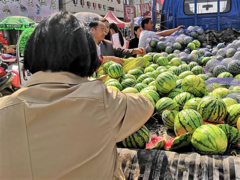 国庆节小长假，农村男子卖西瓜，每天卖出1300斤，能赚多少钱？西瓜大哥长假新浪新闻