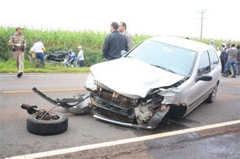 Intervalo Da Not Cias Caminh O Passa Por Cima De Carro E Causa Duas