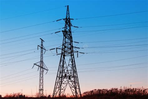 Líneas Eléctricas De Alto Voltaje En La Puesta Del Sol Estación De La Distribución De La