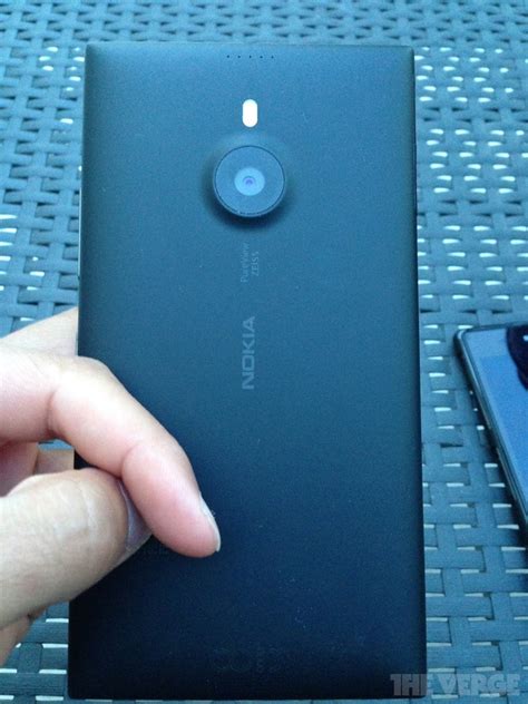 Nokia Lumia 1520 Poses for the Camera