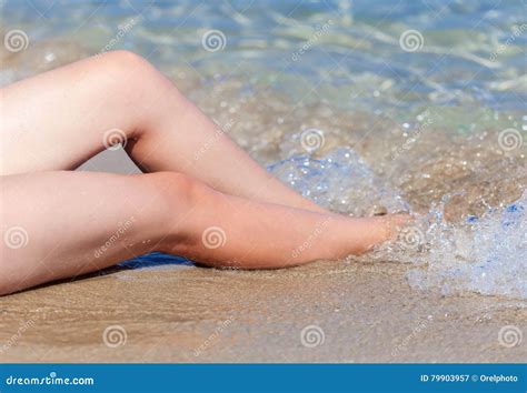 Jambes Femelles En Gros Plan Sur La Plage Dans L Eau Image Stock