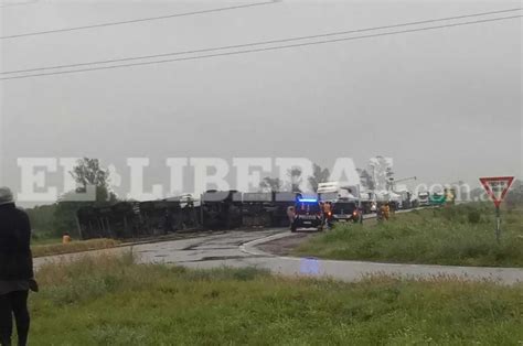 Volcó Un Camión Con Acoplado En La Ruta 9 La Policía De La Provincia